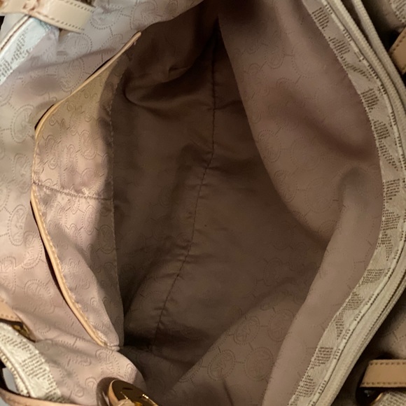 Michael Kors monogram shoulder bag. - Picture 3 of 8